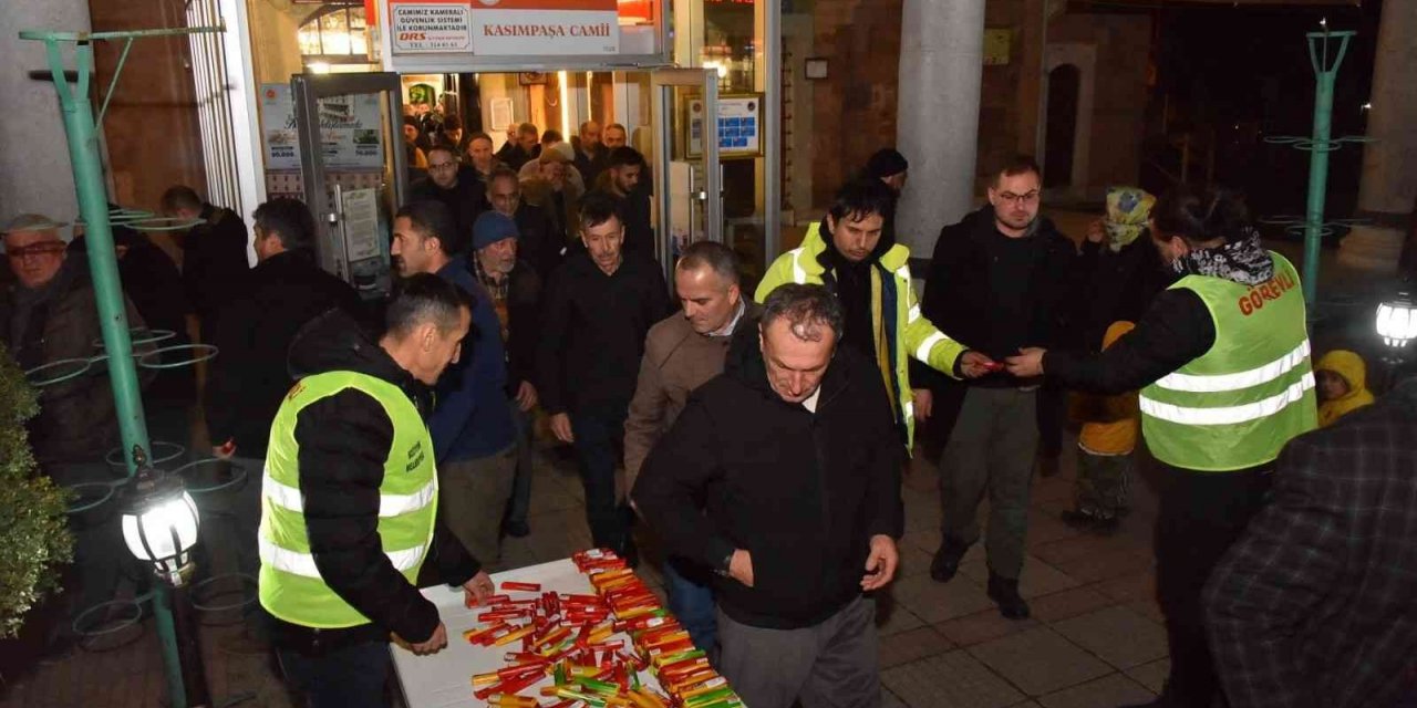 Regaip Kandilinde mevlid şekeri ile ağızlar tatlandı