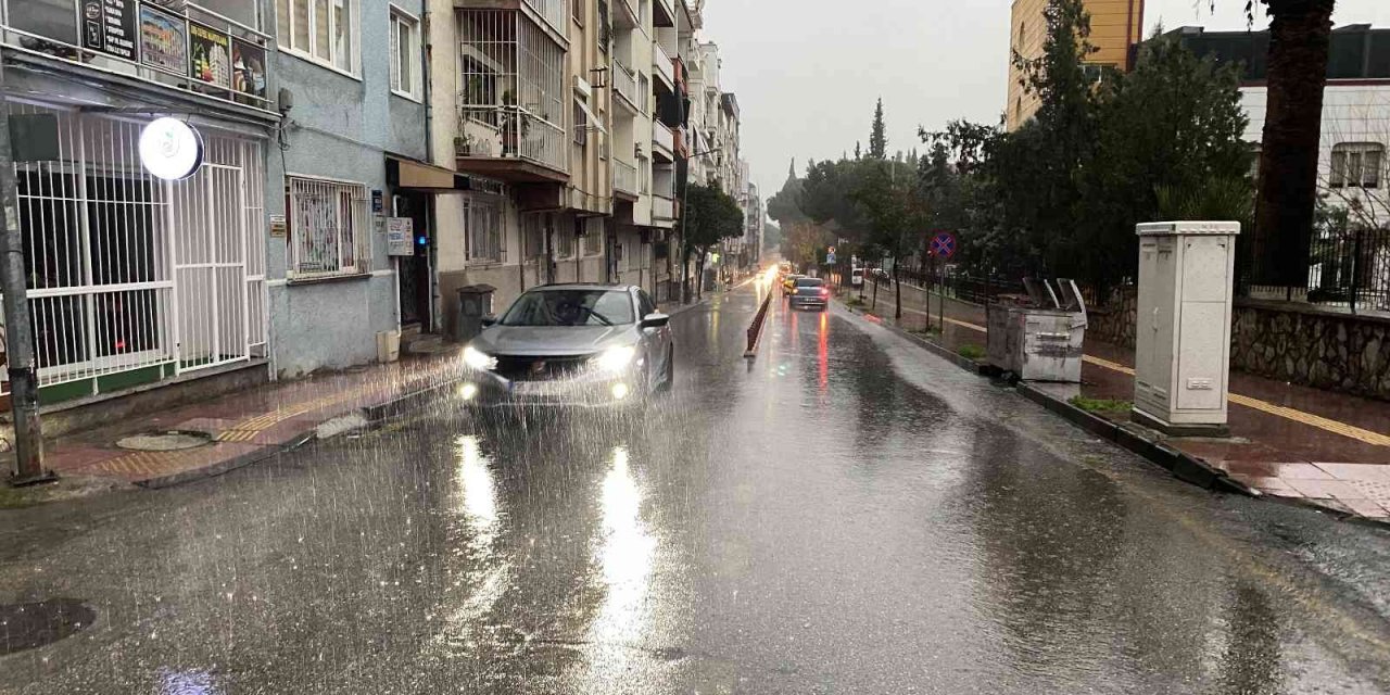 Aydın’da sağanak yağış etkili oluyor