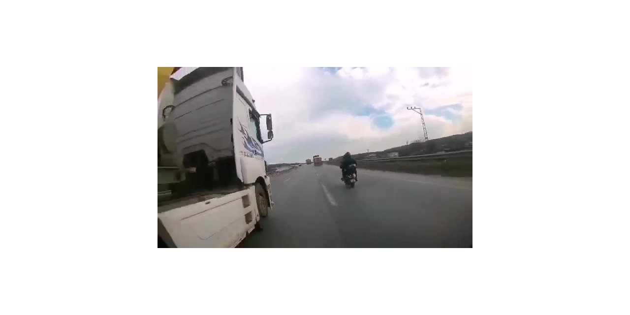 Şile otoyolunda motosikletli, hafriyat kamyonunun altında kalmaktan kıl payı kurtuldu
