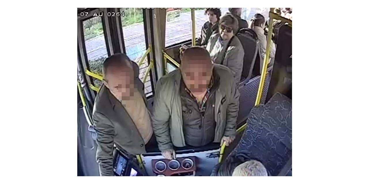 Trafik tartışmasında otobüsün önünü otomobille kesti, belindeki silahı gören yolcular tepki gösterdi