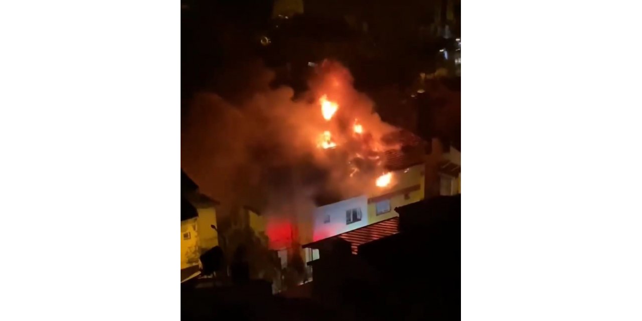 İzmir’de korku dolu anlar: 2 katlı binanın çatısına yıldırım düştü