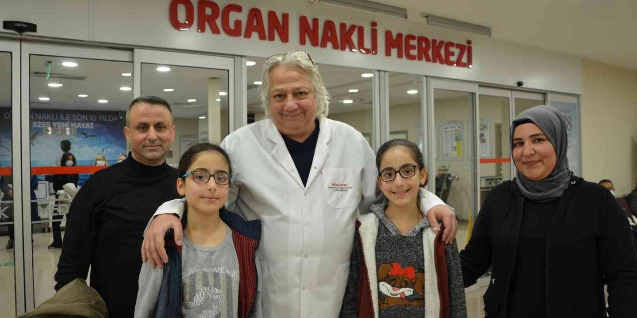 İkizlere birer gün arayla böbrek nakli