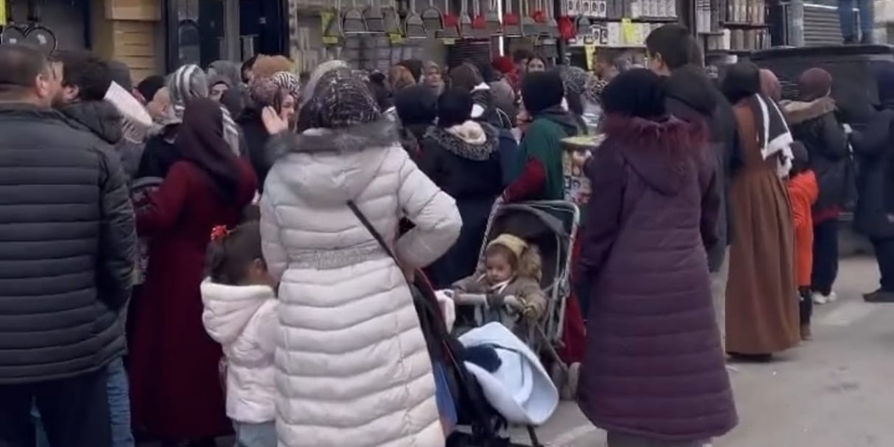 Bursa’da ucuzluk çılgınlığı...Kadınlar birbirini ezdi