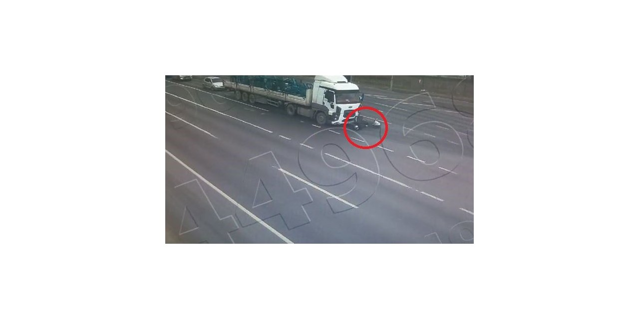 Kırmızı ışıkta feci kaza kamerada: Kör noktada bekleyen kurye böyle ezildi