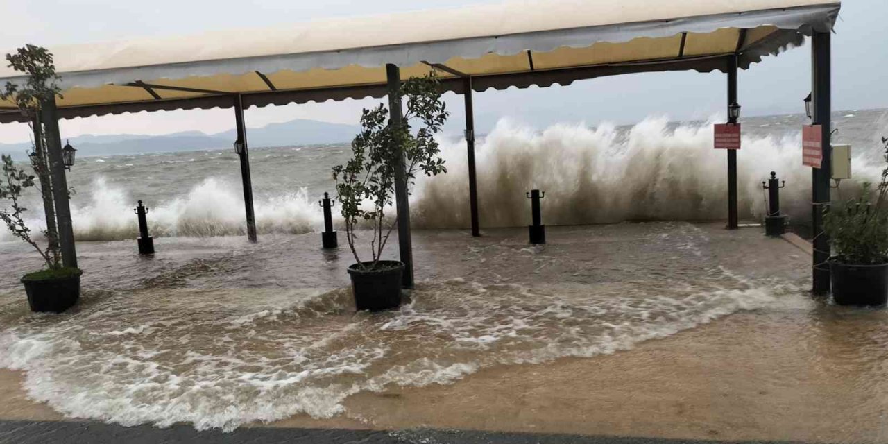 Fırtınanın oluşturduğu dalgalar Köyceğiz gölünü taşırdı