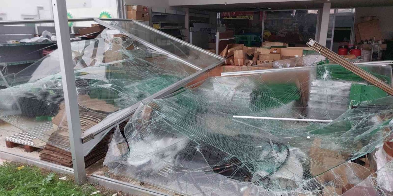 Söke’de fırtına işyerinin camlarını yerle bir etti