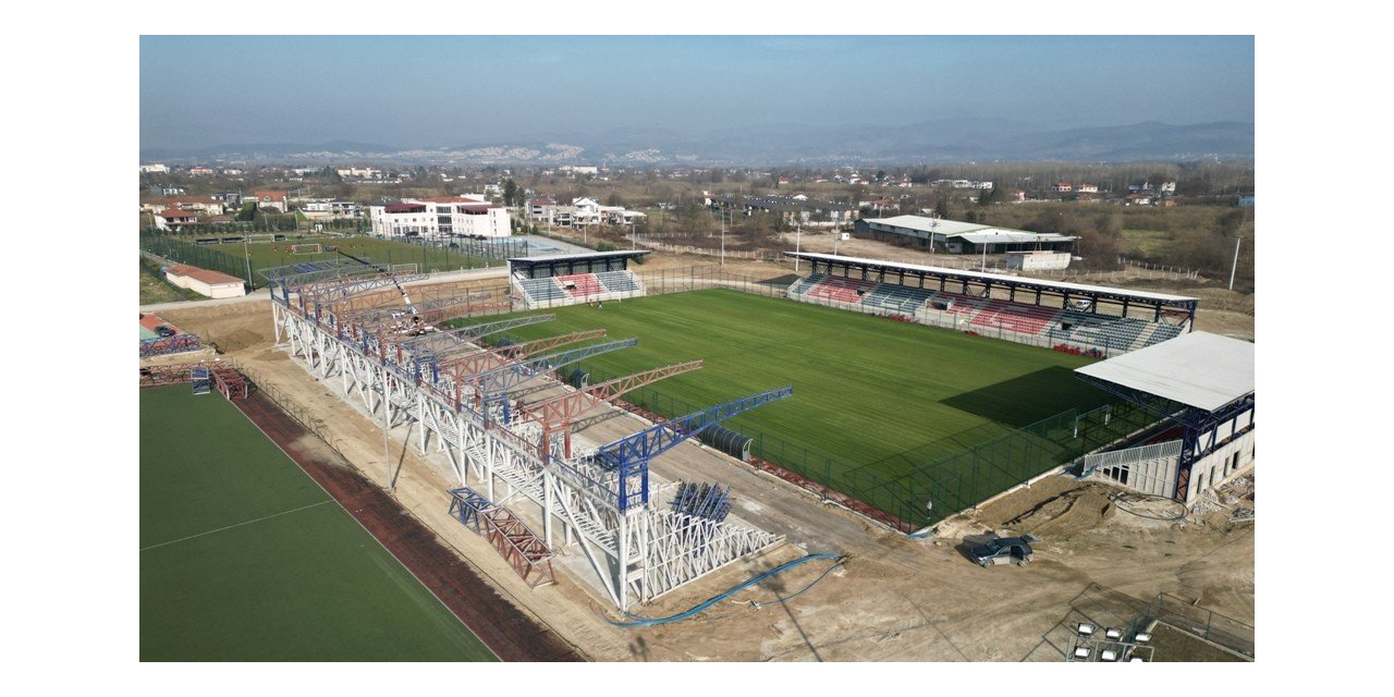 Maraton tribünün çatı makasları tamamlandı