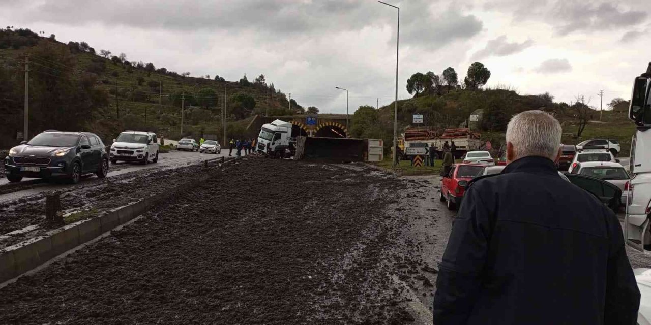 Gübre yüklü kamyon devrildi, karayolunda 10 kilometre araç kuyruğu oluştu