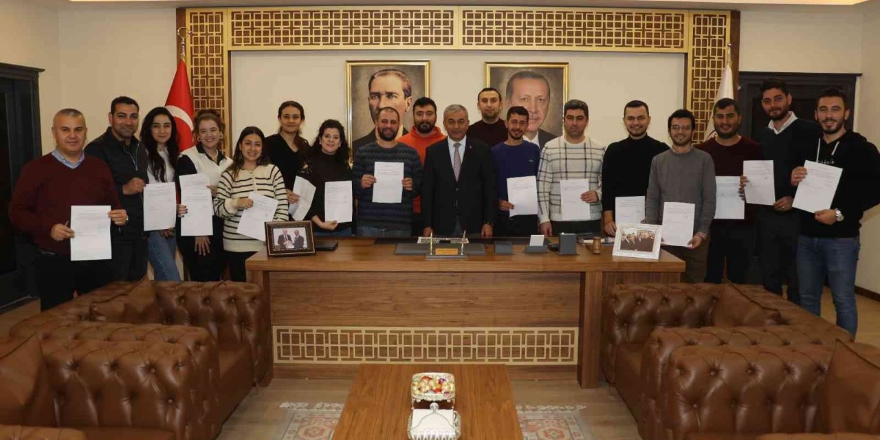 Başkan Kaplan sözleşmeli personelin kadro sevincine ortak oldu