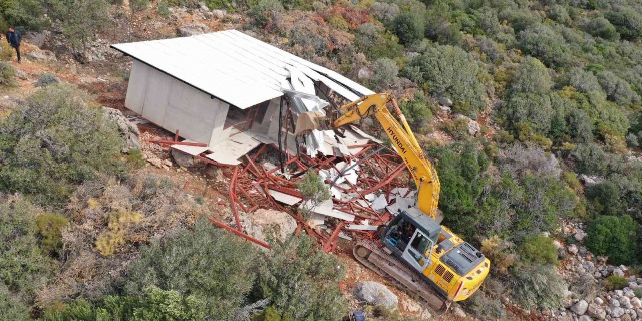 Kaş’ta 5 kaçak yapı yıkıldı