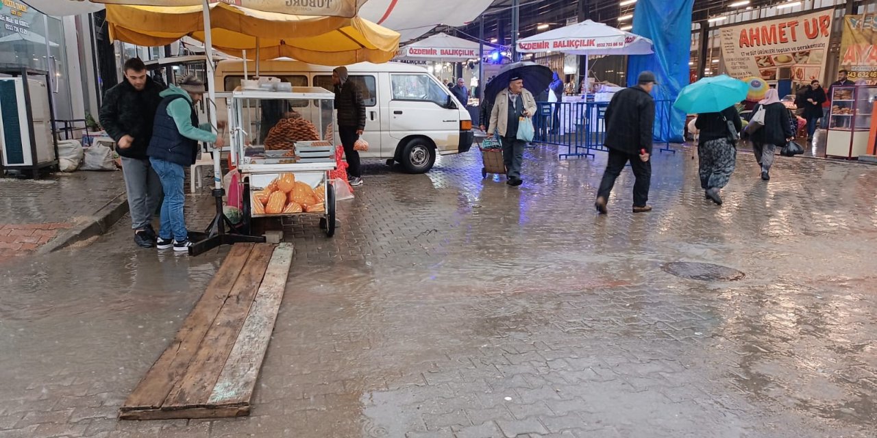 Sarıgöl’de sağanak yağış pazarcı esnafını olumsuz etkiledi