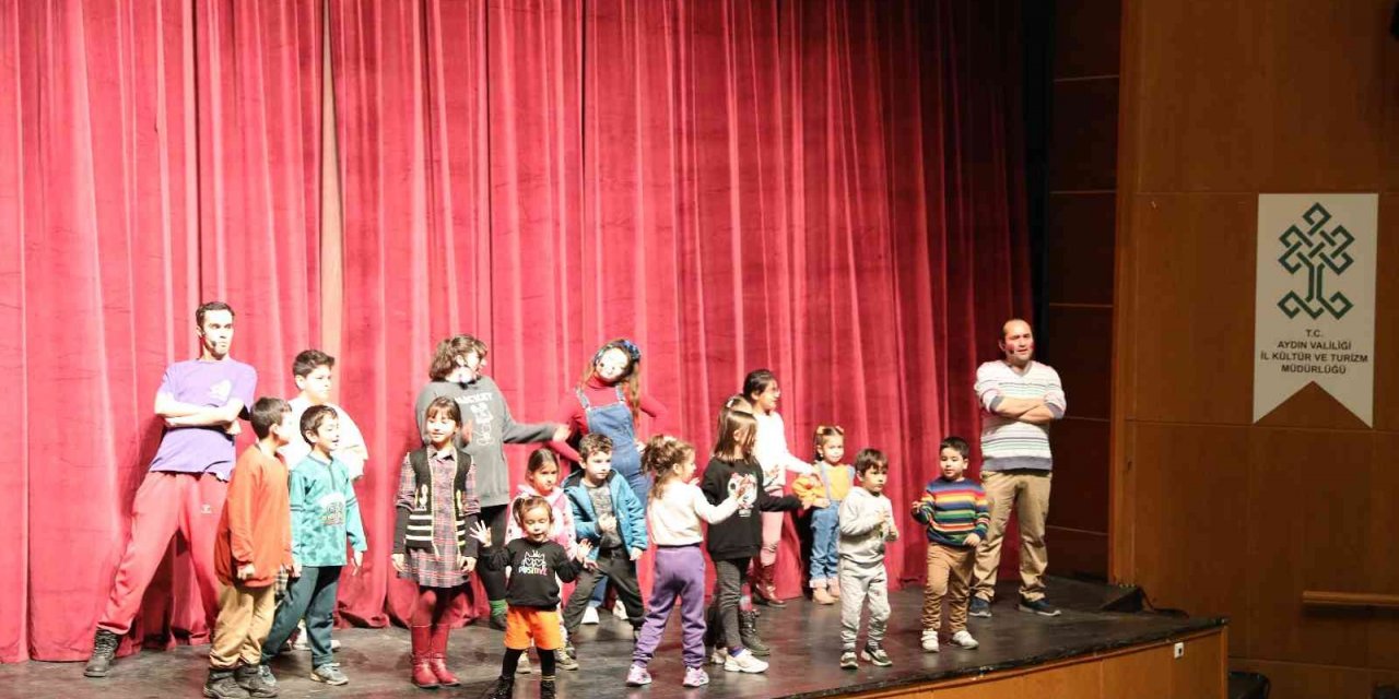 Efeler’in tiyatro sanatçılarından öğrencilere tatil hediyesi