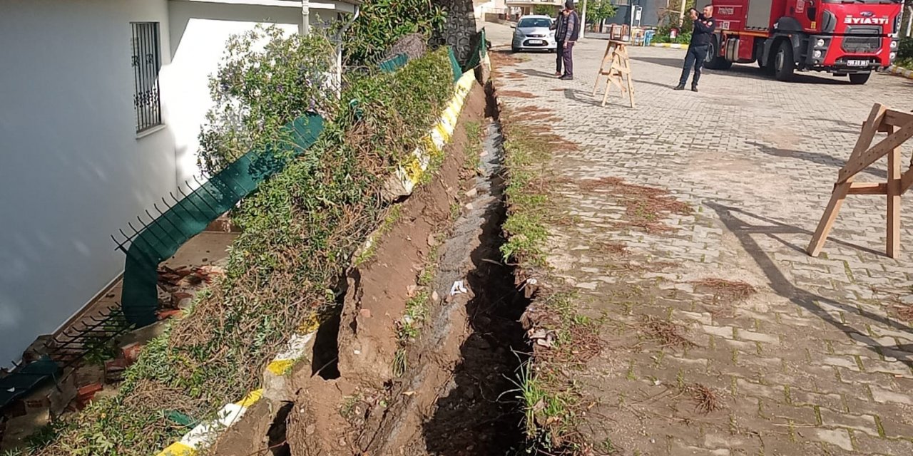 Didim’de sitenin istinat duvarı çöktü