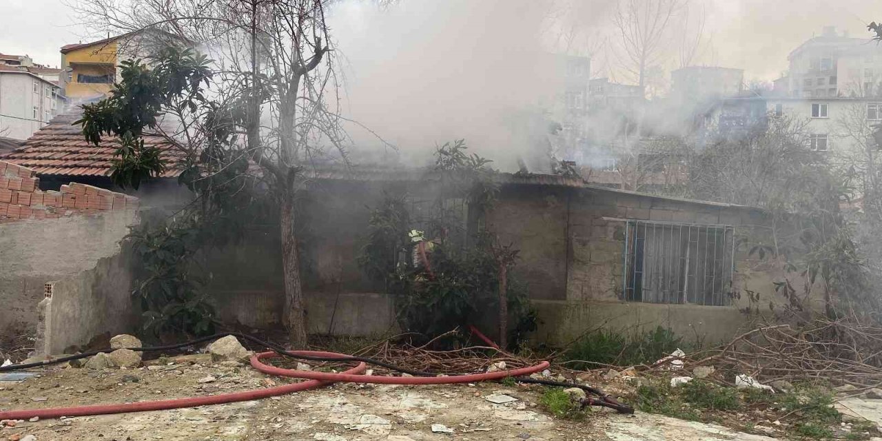 Ataşehir’de yanan gecekondu kullanılamaz hale geldi