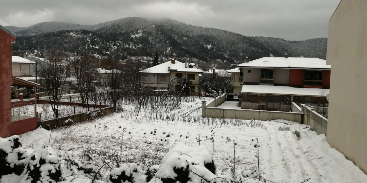 İzmir’in yüksek kesimlerinde karla mücadele başladı