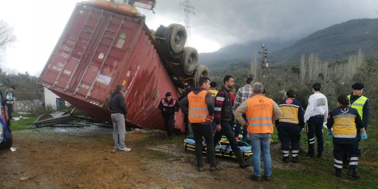 Kontrolden çıkan tır devrildi, sürücü araçta sıkıştı