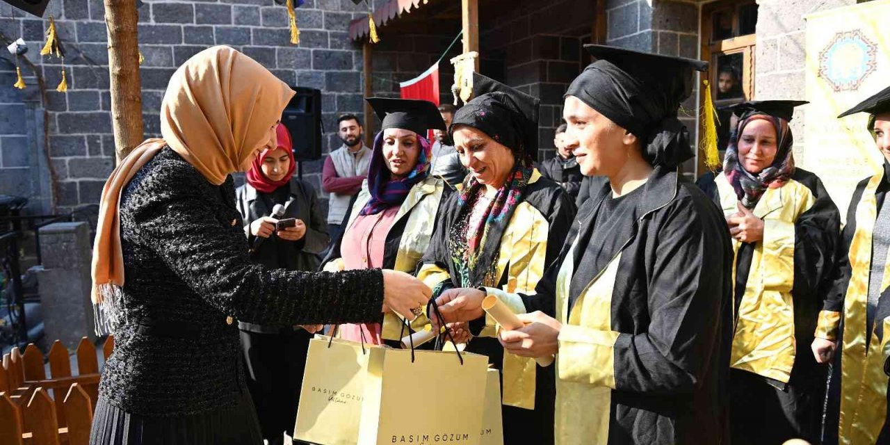 Diyarbakır’da okuma yazma öğrenen kadınlar kep attı