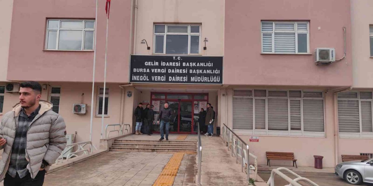 Boşanma aşamasındaki öfkeli koca avukat çifte kurşun yağdırdı