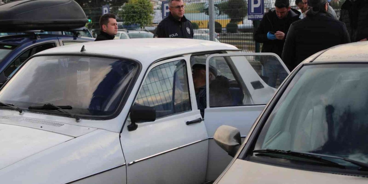 Yaşlı adam arabada ölü bulundu