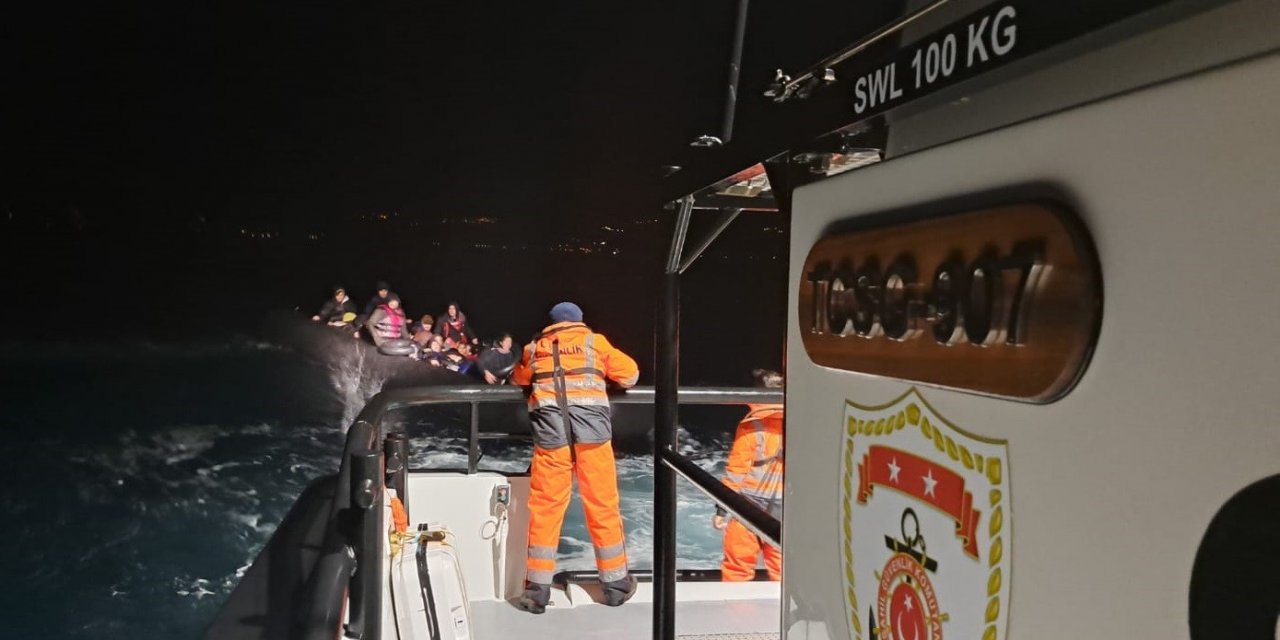 Motor arızası nedeniyle sürüklenen lastik bottaki 40 kaçak göçmen kurtarıldı