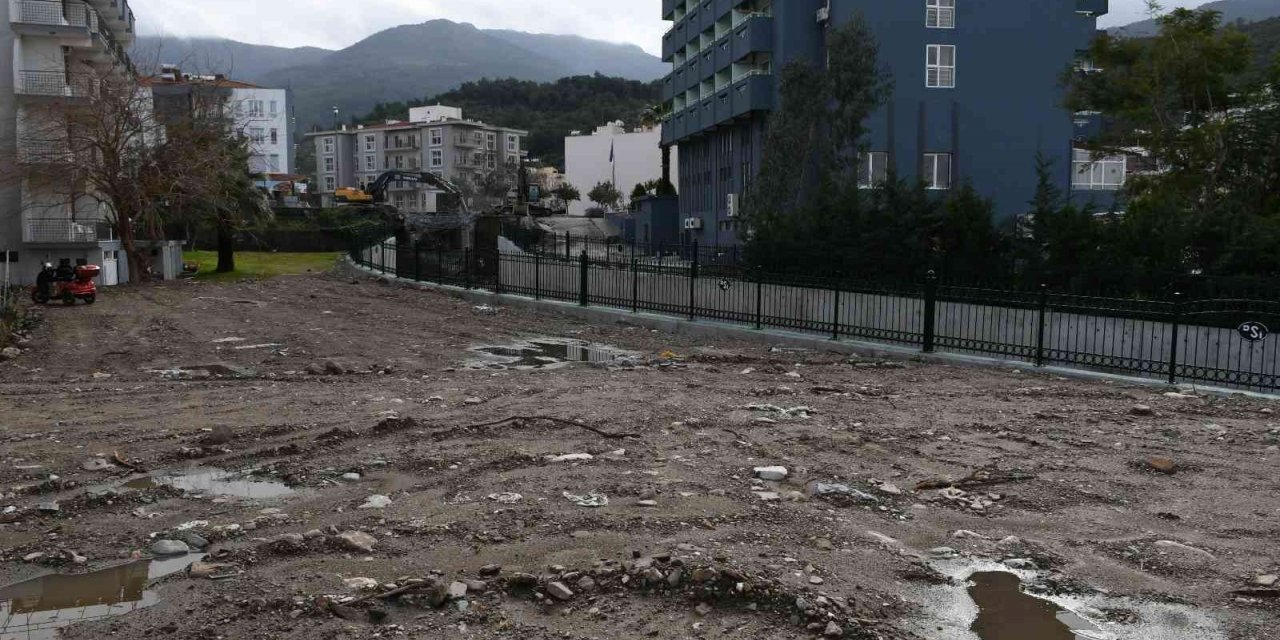 Kuşadası'nda bitmeyen ıslah çalışması vatandaşı çileden çıkardı