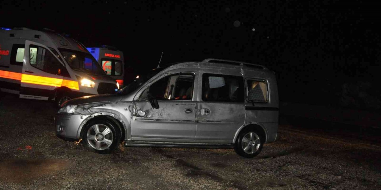 Kayganlaşan yolda kontrolden çıkan hafif ticari araç devrildi: 2 yaralı