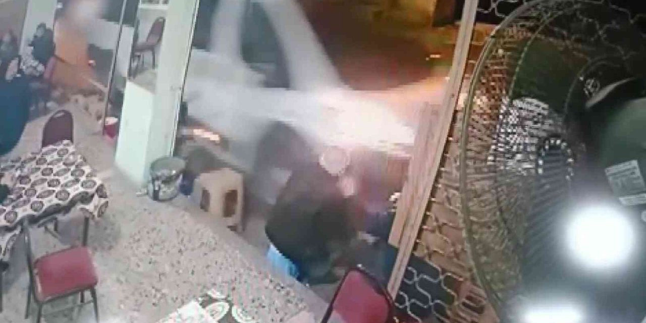 Bursa’da yürekleri ağza getiren anlar..Minibüsün altında kalmaktan kıl payı kurtuldular