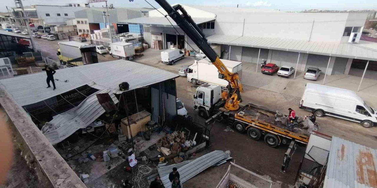 Güvercin kafeslerini vuran fırtınanın hasarı sabah ortaya çıktı