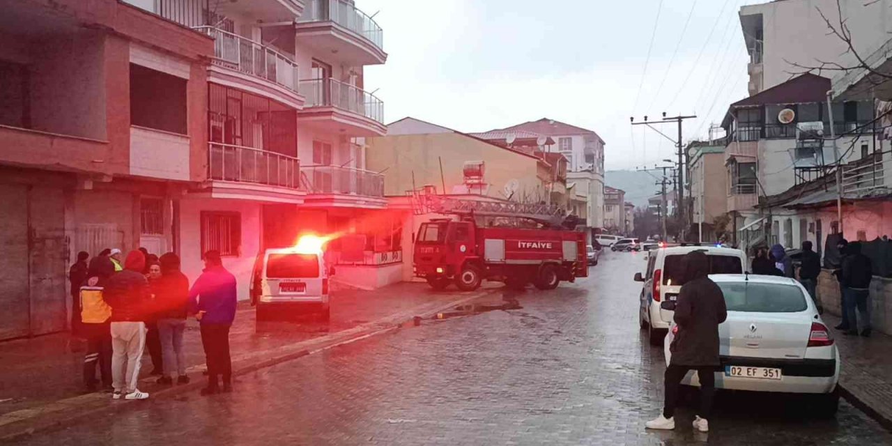 Şarjda bırakılan cep telefonu yangına neden oldu