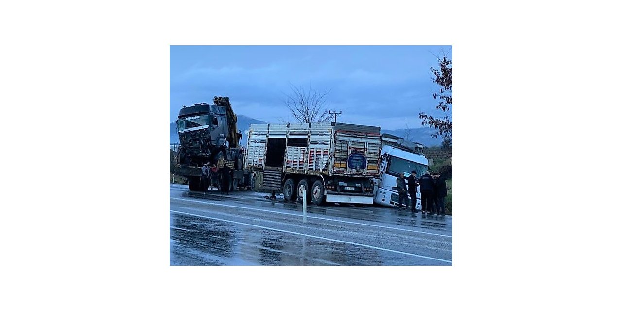 Yağış sonrası kayganlaşan yolda 5 araç birbirine girdi: 7 yaralı