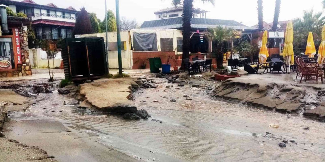 Yağmur sonrası sahil savaş alanına döndü