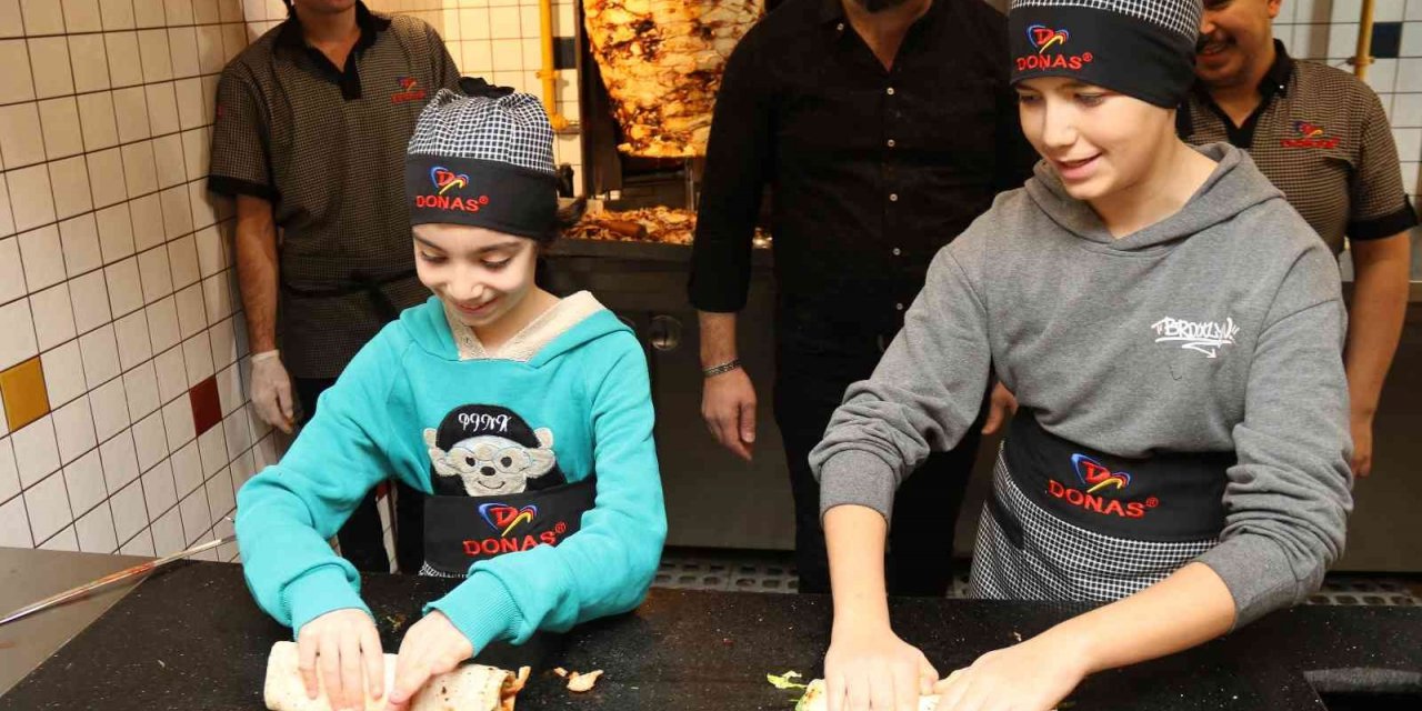 Minik şefler bone ve önlüklerini giyip dürümlerini kendileri hazırladı