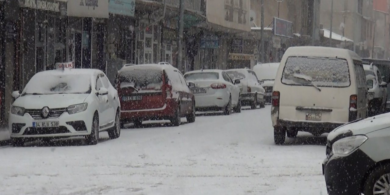 Ahlat’ta beklenen kar yağışı başladı