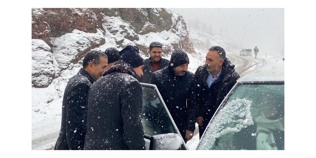 Vali ve milletvekili kar nedeniyle yolda kalan aracı itti