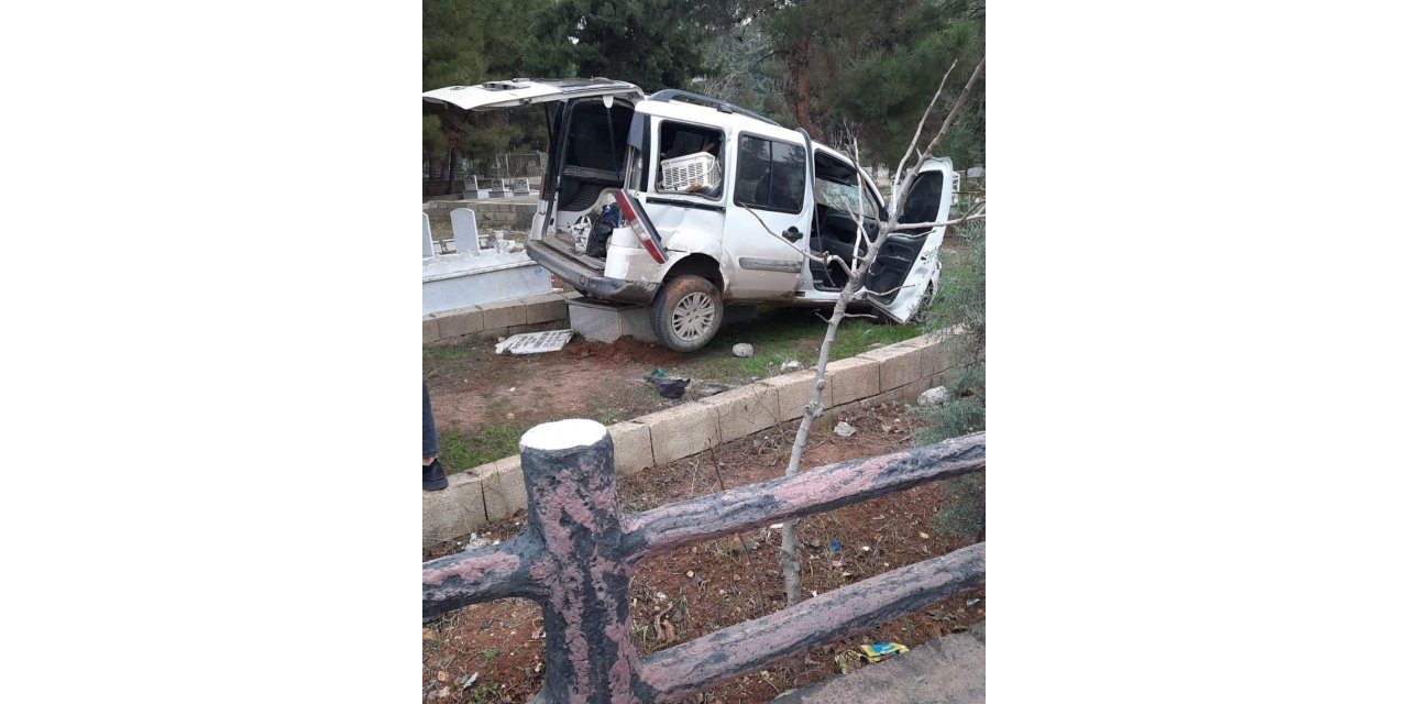 Lastiği patlayan araç mezarlığa uçtu: 1 yaralı