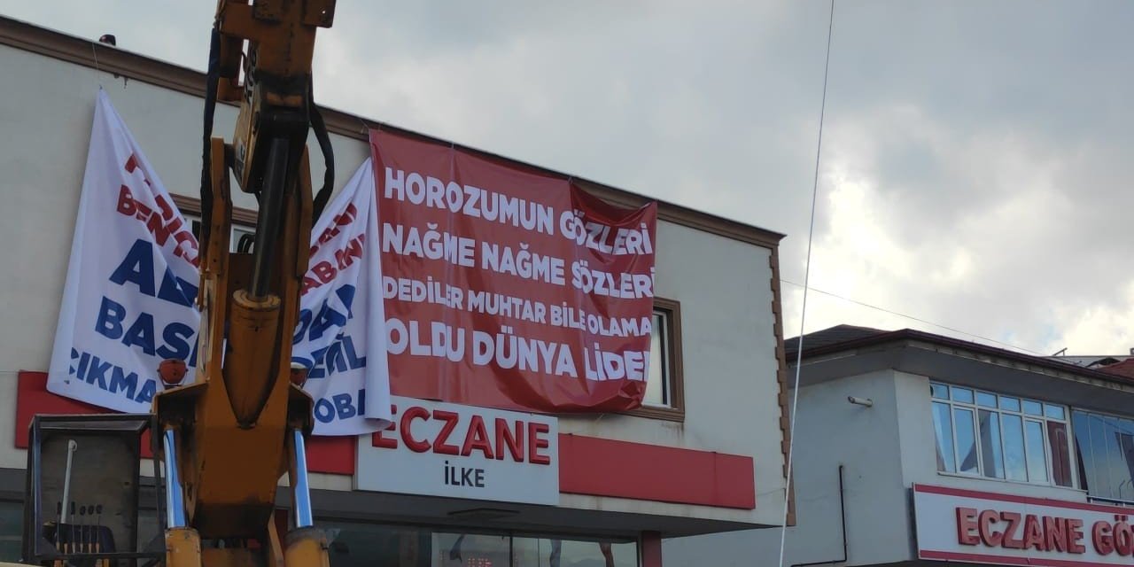 Tören alanında esprili pankartlar