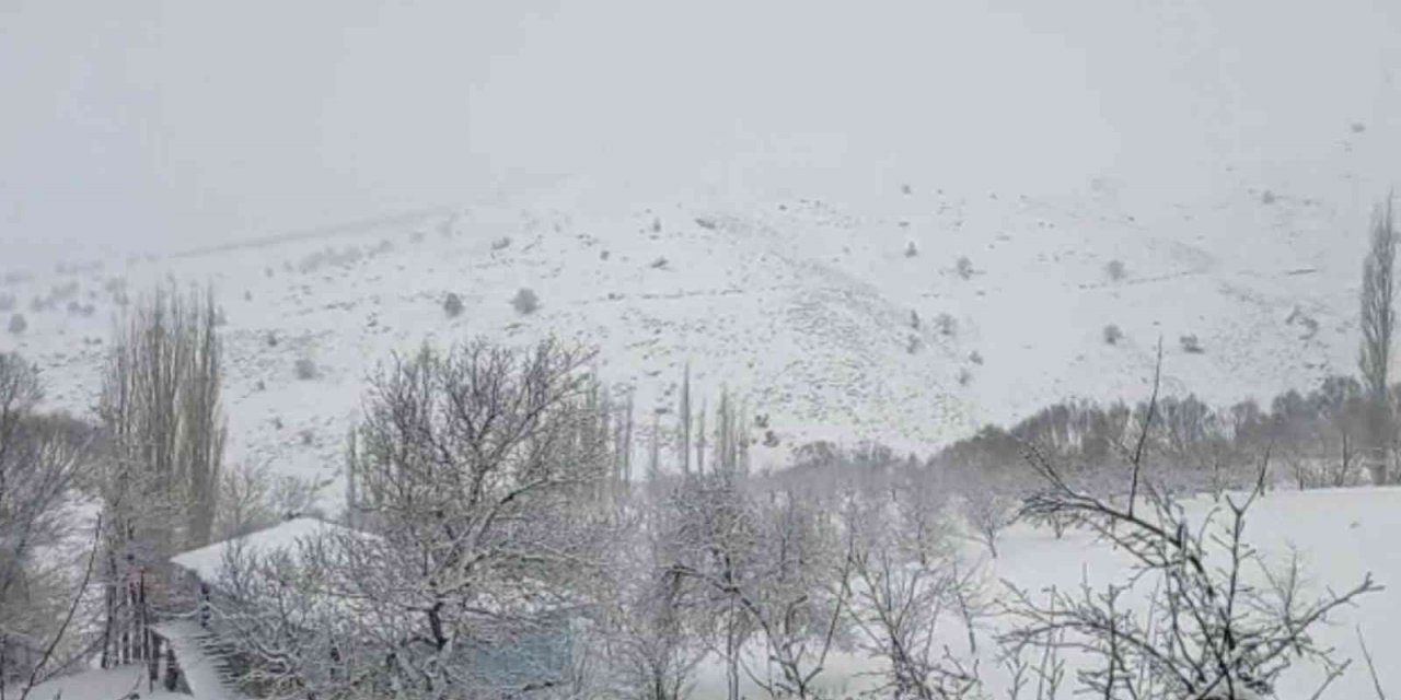 Kahramanmaraş’ta kar yağışıyla bazı bölgeler beyaza büründü