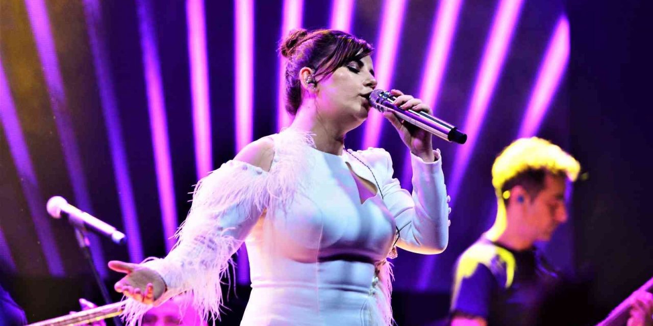 Merve Özbey’den Bursa’da arabesk gecesi