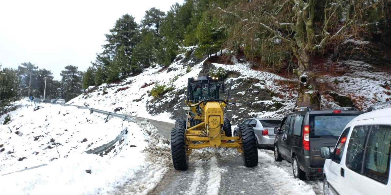 Büyükşehir ekiplerinin karla mücadele çalışmaları sürüyor
