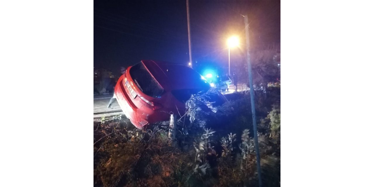 Kediye çarpmamak için manevra yaptı, bahçe duvarında asılı kaldı