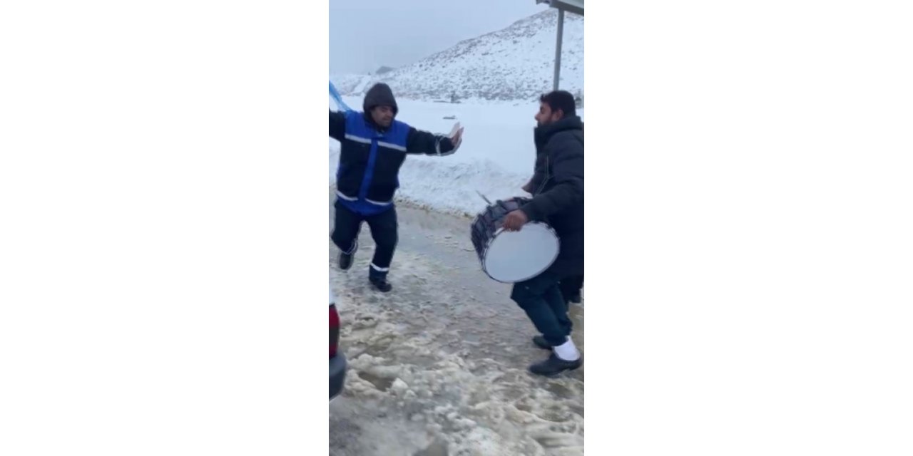 Kar yağışına sevinip davul zurna eşliğinde oynadılar