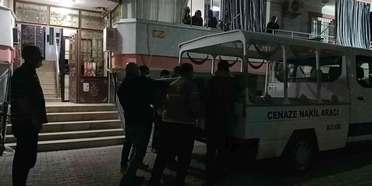 Emekli öğretmen evinde ölü bulundu