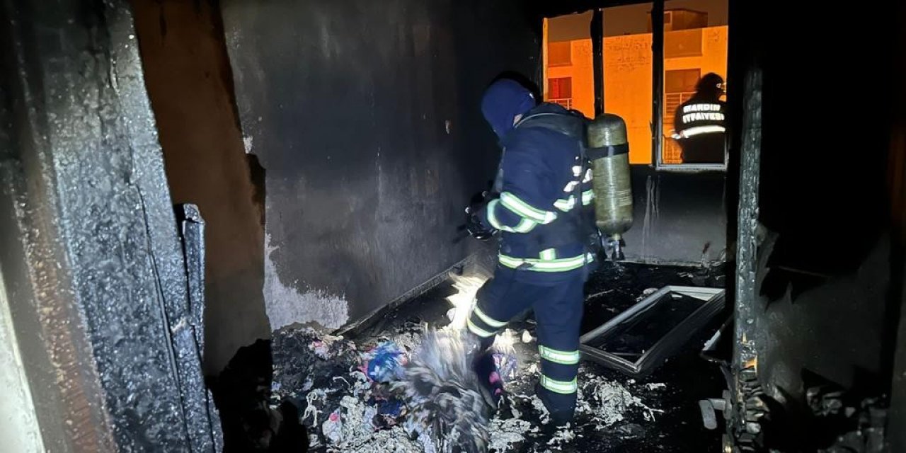 Nusaybin’de çıkan yangın evi kullanılamaz hale getirdi