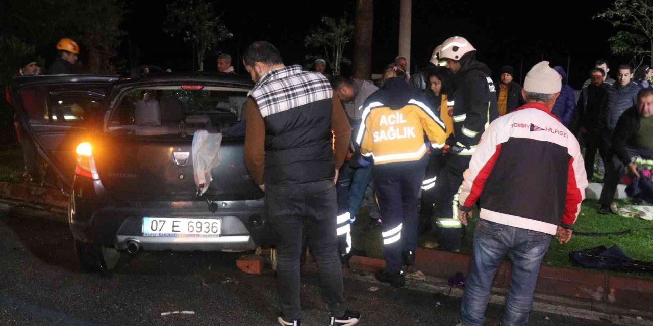Otomobil beton aydınlatma direğine çarptı: 1’i ağır 5 yaralı