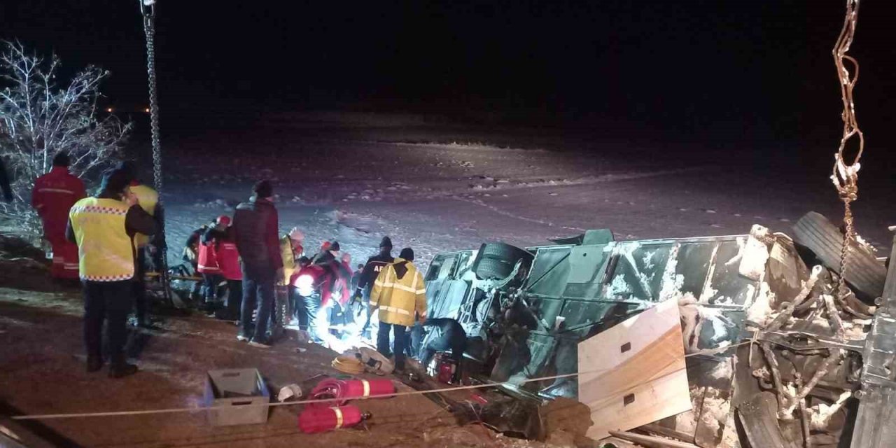 Kayseride yolcu otobüsü şarampole devrildi: 4 ölü, 24 yaralı