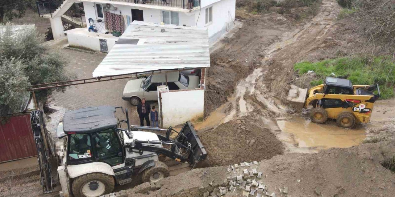 Efeler Belediyesi sağanak yağışın kapattığı yolları açtı