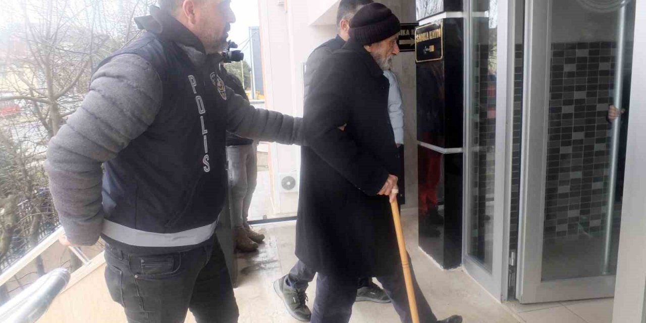 Karısını ve oğlunu öldüren 87 yaşındaki adam adliyeye sevk edildi