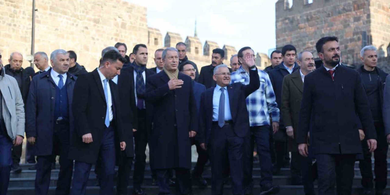 Büyükkılıç, Bakan Akar ile Tarihi Kalede Vatandaşlarla Buluştu