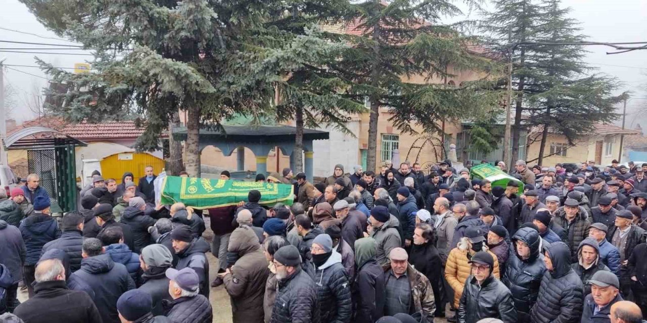 86 yaşındaki emekli askerin öldürdüğü eşi ve oğlu birlikte toprağa verildi