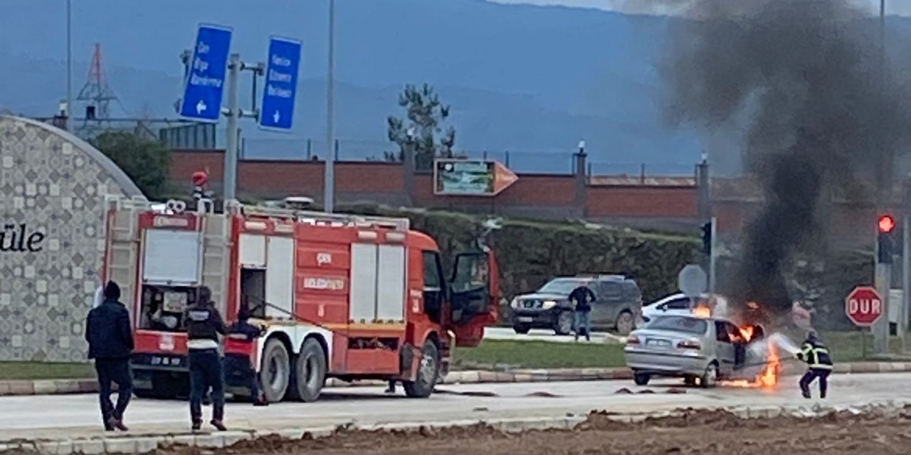 Kırmızı ışıkta duramayan araç öndeki araçlara çarparak alev aldı